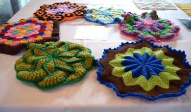 「彩りクッション万華鏡」野口　千鶴