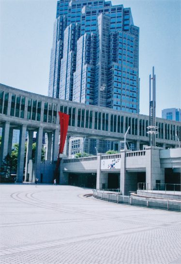 「そびえ立つ都庁」小林 充